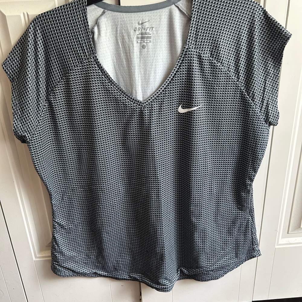 Nike Black and White Short Sleeve Fitted Tee